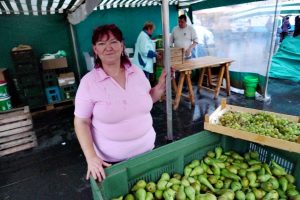 Marktfrau mit Birnen